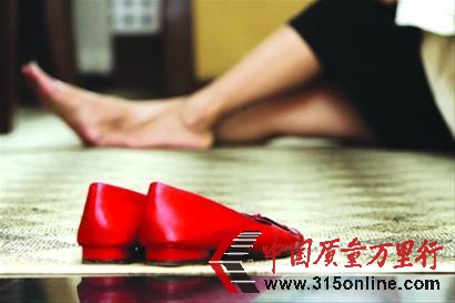 試睡員光腳踩地板,是檢驗酒店衛生的方式之一。 CFP圖片 試睡員光腳踩地板,是檢驗酒店衛生的方式之一。 CFP圖片