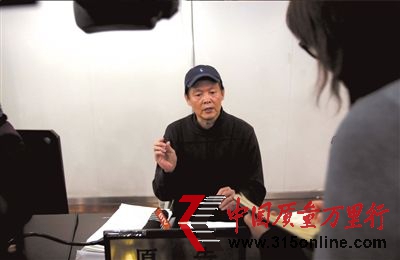 張老太的兒子接受記者采訪。本報(bào)記者歐陽(yáng)曉菲攝 張老太的兒子接受記者采訪。本報(bào)記者歐陽(yáng)曉菲攝