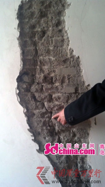 青島新華錦錦源尚都小區房屋內的裂縫.