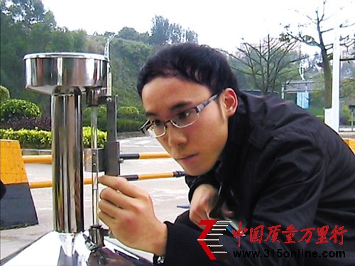 消委會工作人員正在仔細測量記者從加油站加的20升汽油樣本 消委會工作人員正在仔細測量記者從加油站加的20升汽油樣本