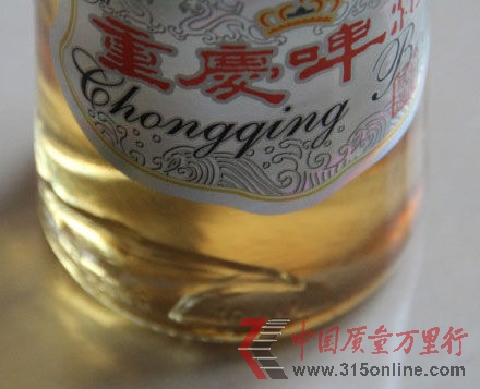 圖為出現玻璃的開瓶重慶啤酒。(圖片來源:鄧子inhere微博)