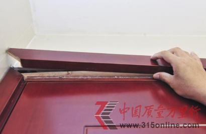 張先生家里的套裝實木門已經開裂。